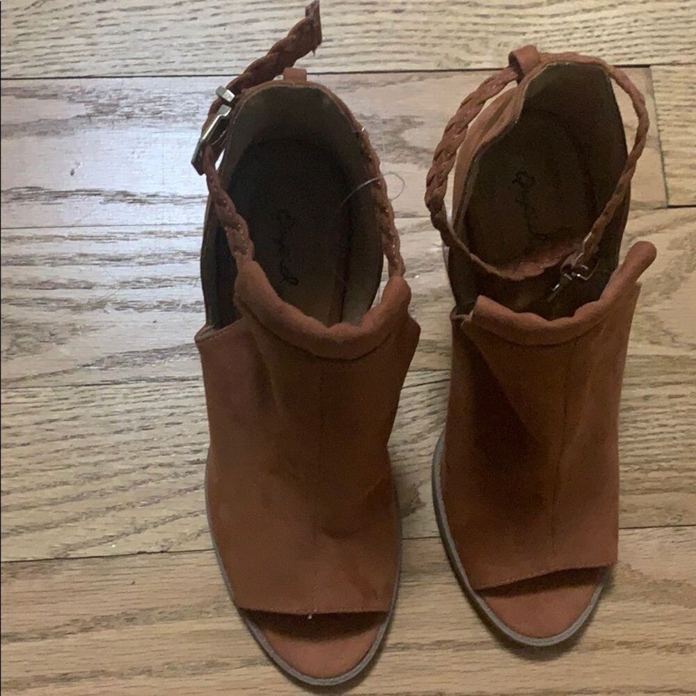 QUPID PEEP TOE SANDALS SIZE 8